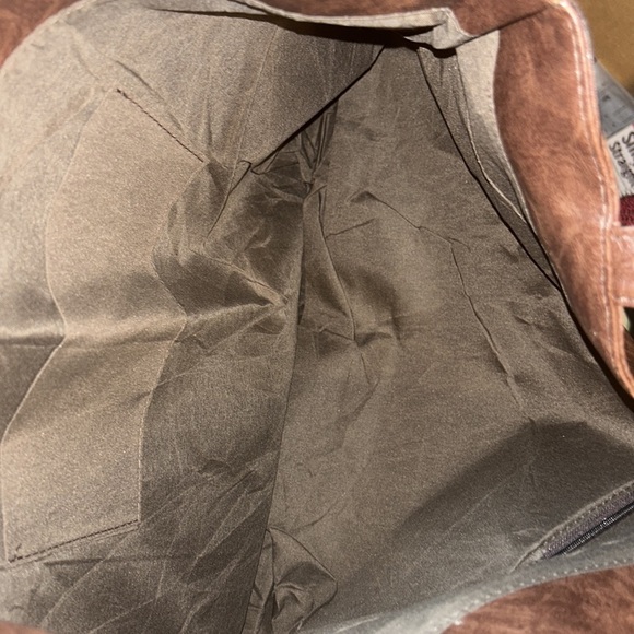 Women's Rivet large capacity Leather Cross Shoulder Handbag - Picture 10 of 10